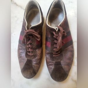 Gucci monogram sneakers size 10 $$ 880  shoes great shape why. Am I still listed